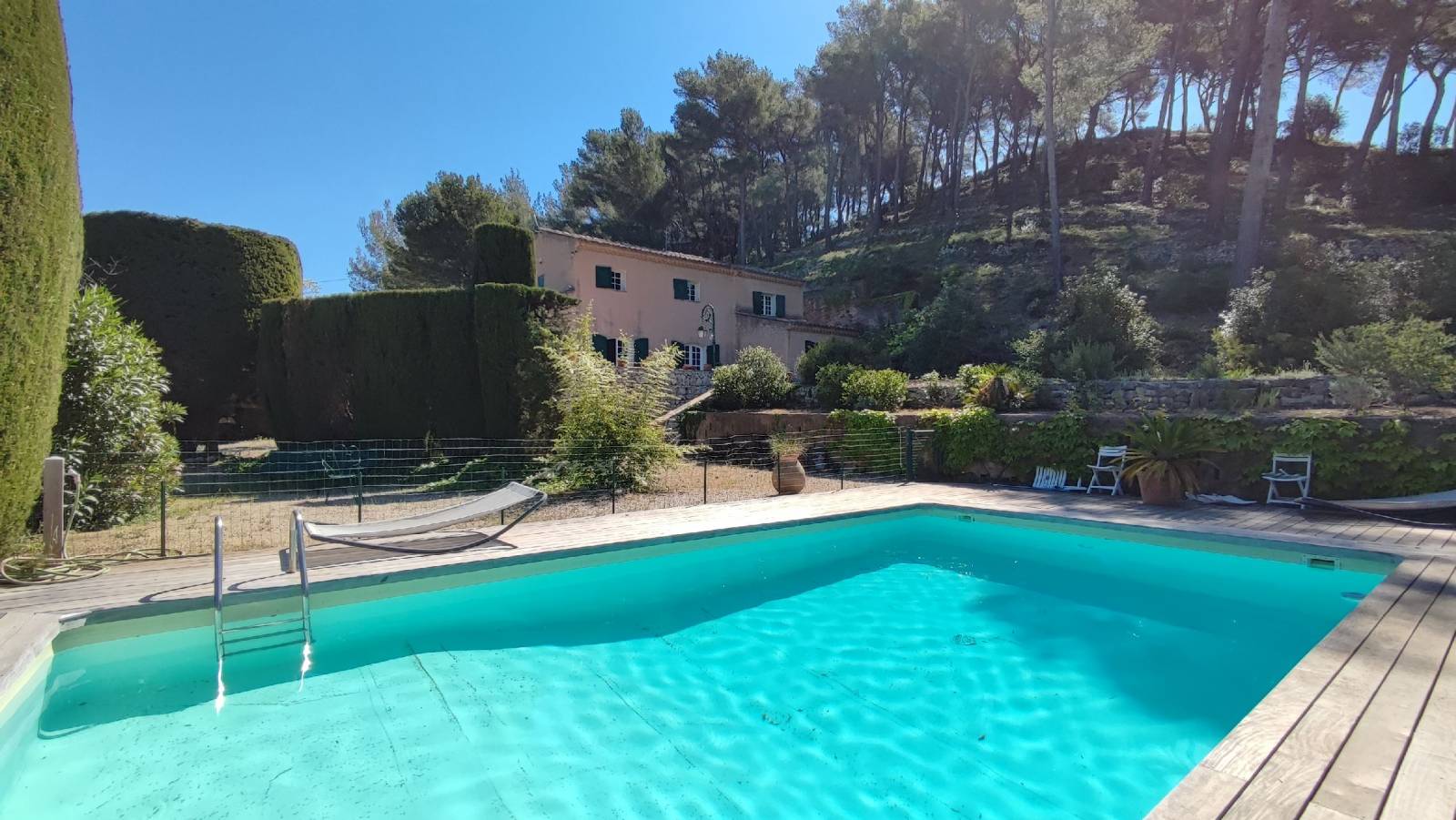 A vendre mas provençal   dans les vignes avec piscine, garage et vue exceptionnelle