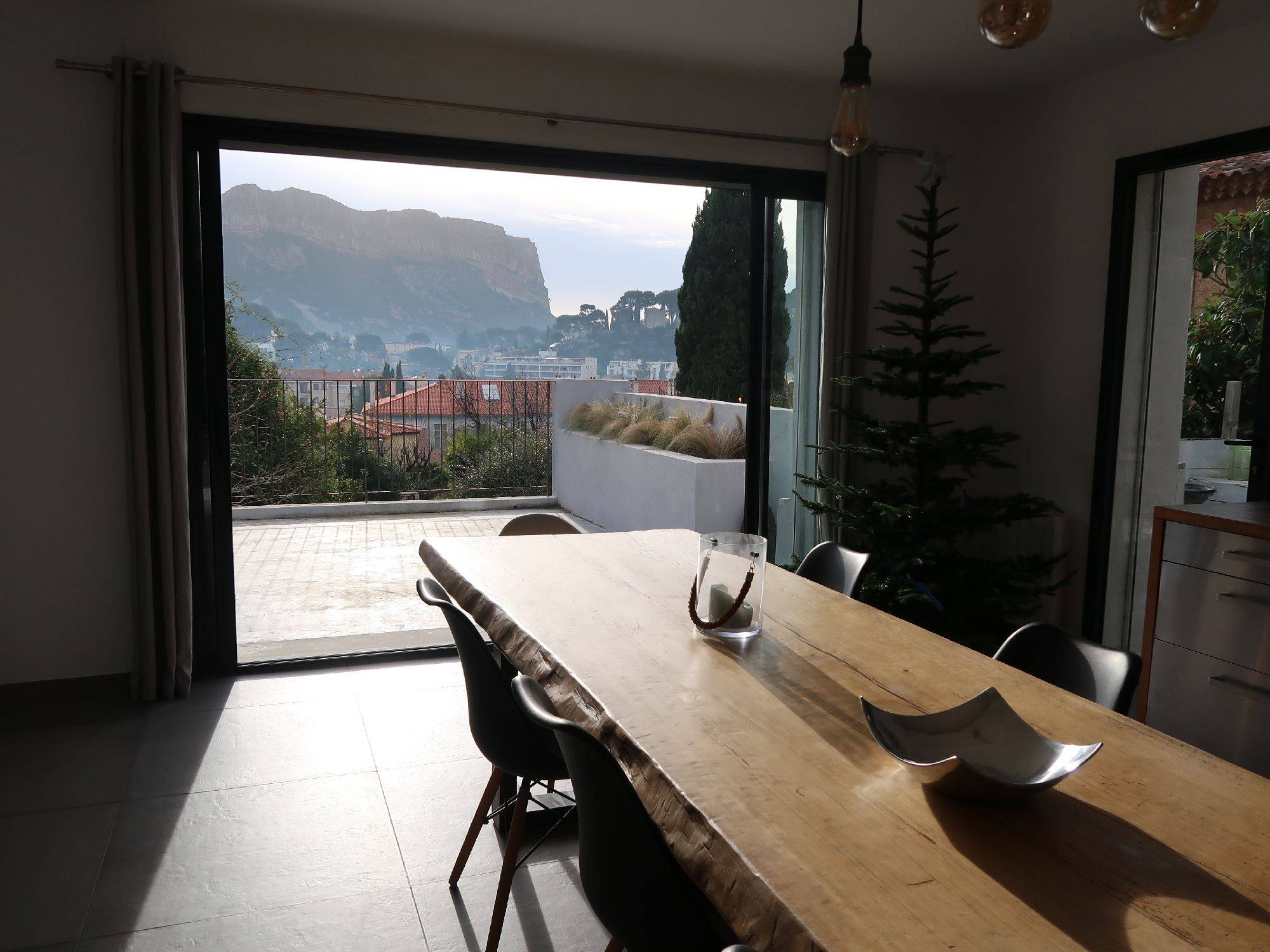 Cassis plein centre maison moderne entièrement rénovée avec appartement indépendant et terrasse vue Cap Canaille