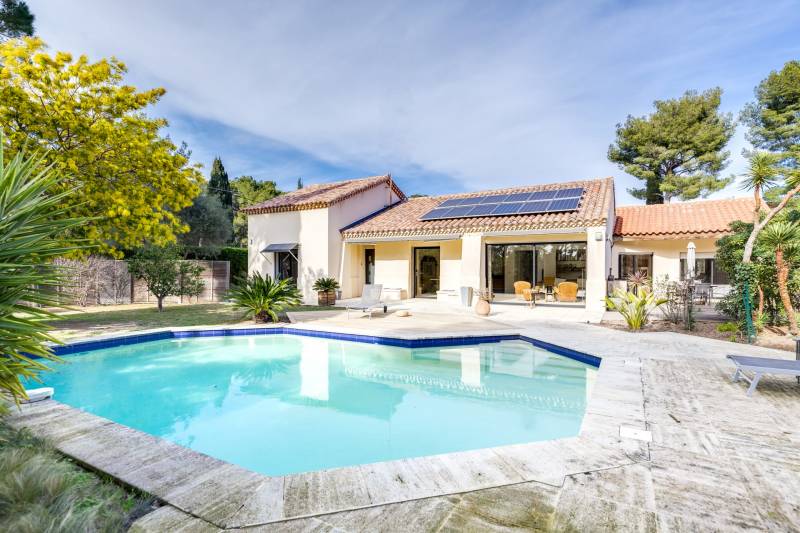 A vendre villa Cassis  avec piscine et studio indépendant dans clos sécurisé