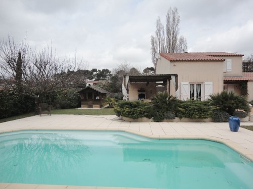  A vendre superbe villa  4 Roquefort La Bédoule dans quartier calme  avec terrain paysager
