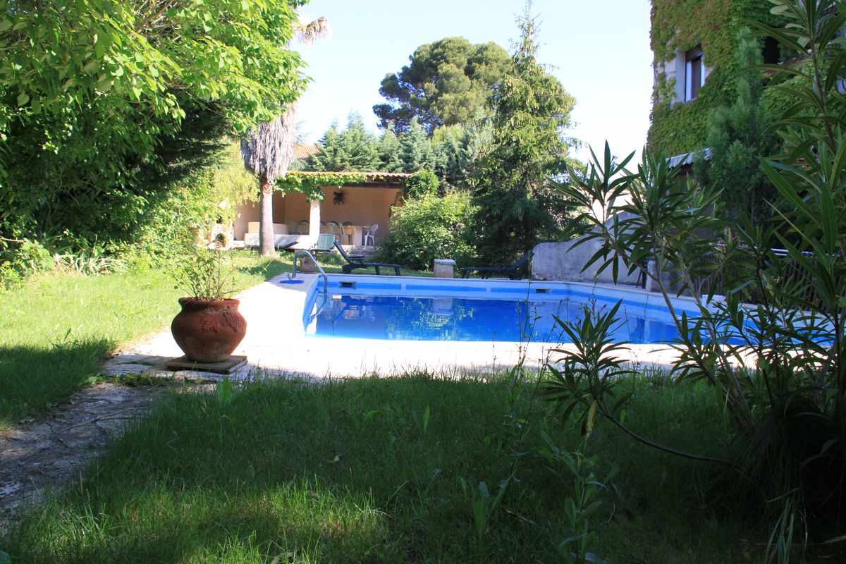 A vendre haut de villa 4/5 Roquefort La Bédoule dans le village avec piscine en copropriete