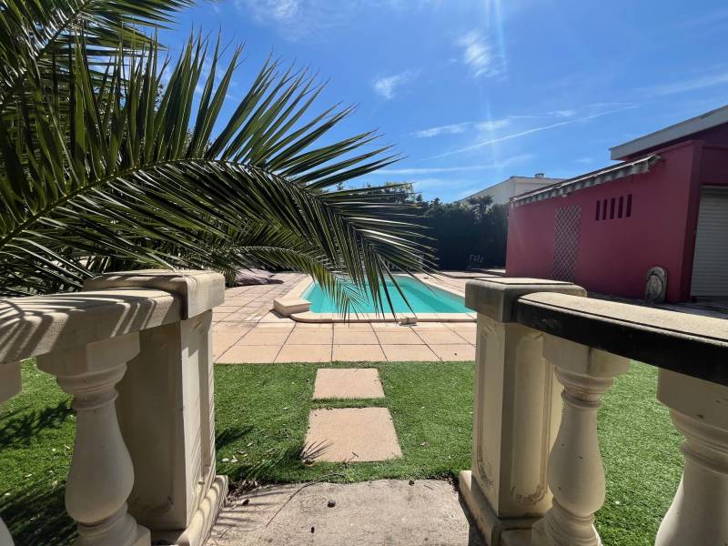 Maison de plain-pied à vendre Carnoux en Provence avec garage et piscine, proche commodités, pas de vis à vis