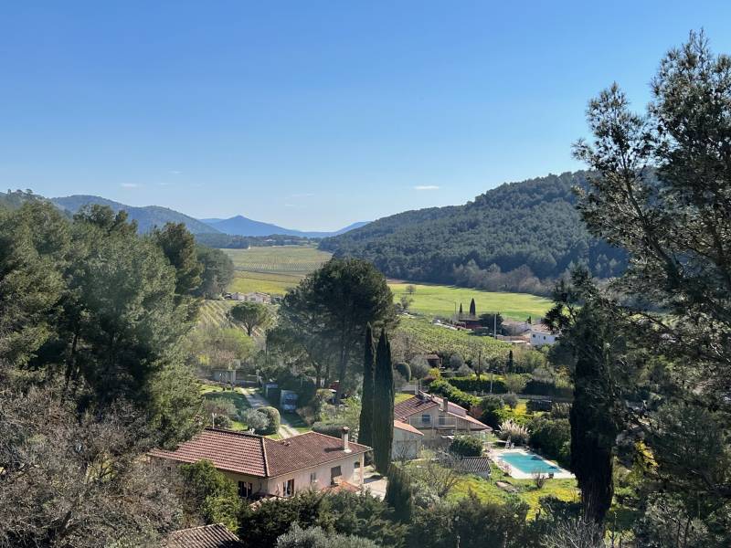 Propriété à vendre Roquefort la Bedoule Quartier du Petit Rouvière environnement calme et boisé, terrain de 5 840m² avec piscine à débordement